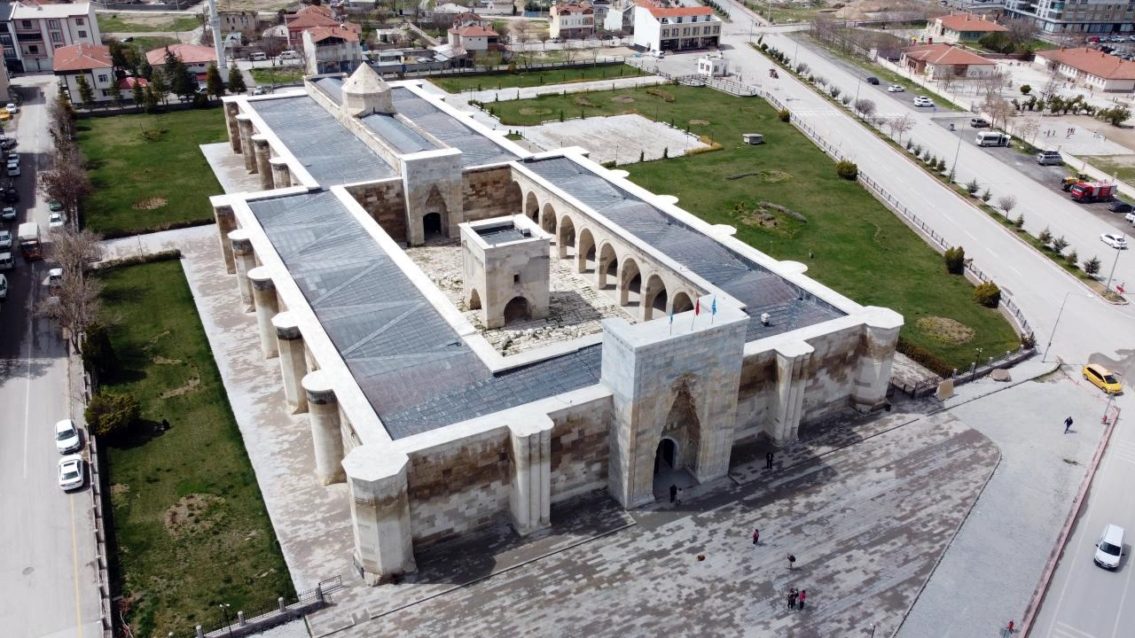 Sultanhanı Caravanserai monumental Seljuk portal