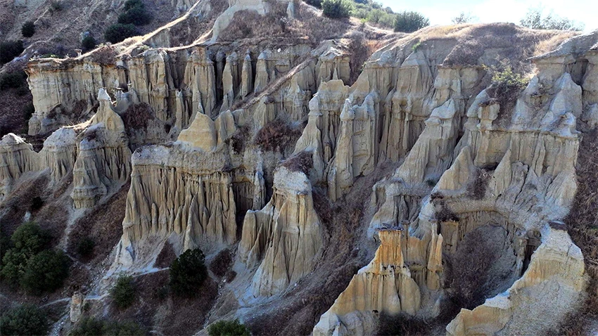Erosion sculpting fairy chimneys with basalt caps